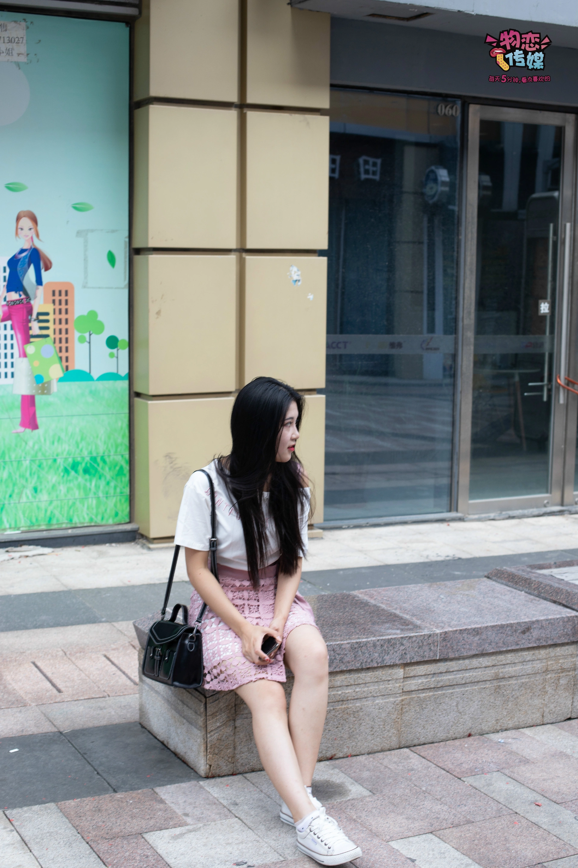 物恋传媒 No.51 俏皮露肩T恤搭配粉色小短裙,白色板鞋配白色斑点袜 1